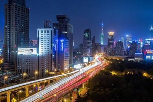 一个人在上海的夜生活图片(夜上海：探索这座城市的独特夜生活场景)